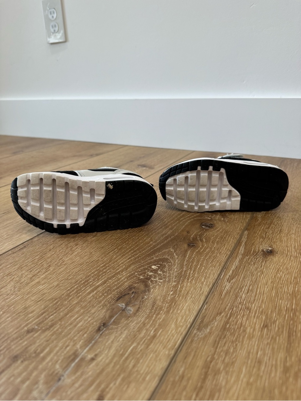 Nike Kids' Air Max Sneakers 9C - Picture 4 of 5